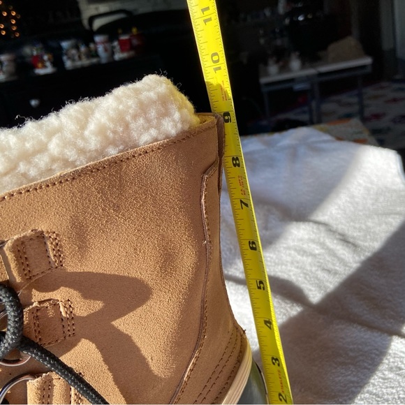 Women’s size 6 winter boots - Picture 3 of 7